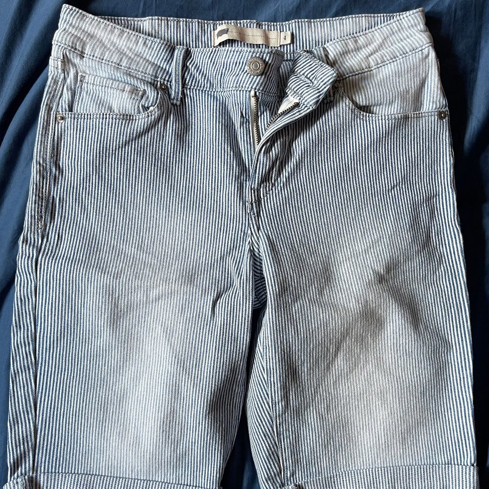 LEVI'S Jean Bermuda Shorts Size 4 White Pinstripe Detail